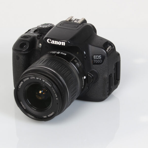 Canon eos 700D + EFS 18-55mm