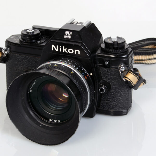 Nikon EM + Nikkor 50mm f1.8 kinofilmikamera